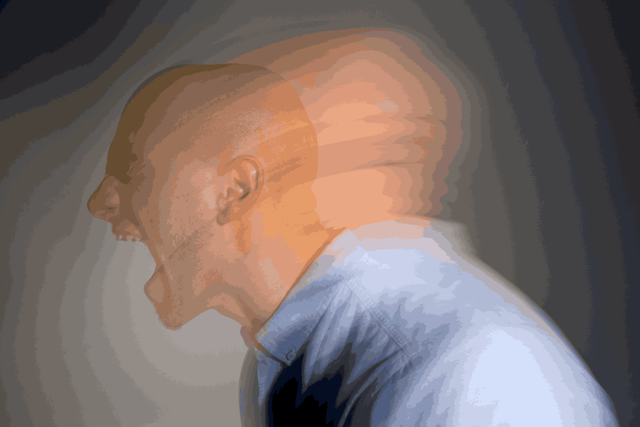 Человек в состоянии сильного эмоционального напряжения и психоза, искажённое движение головы, визуализация тревожного расстройства.